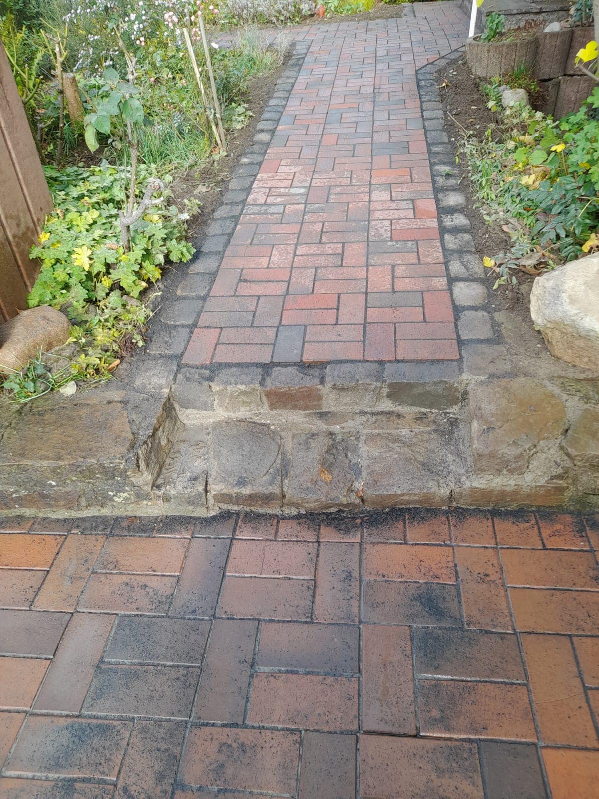 Fertiggestellter gepflasterter Gartenweg