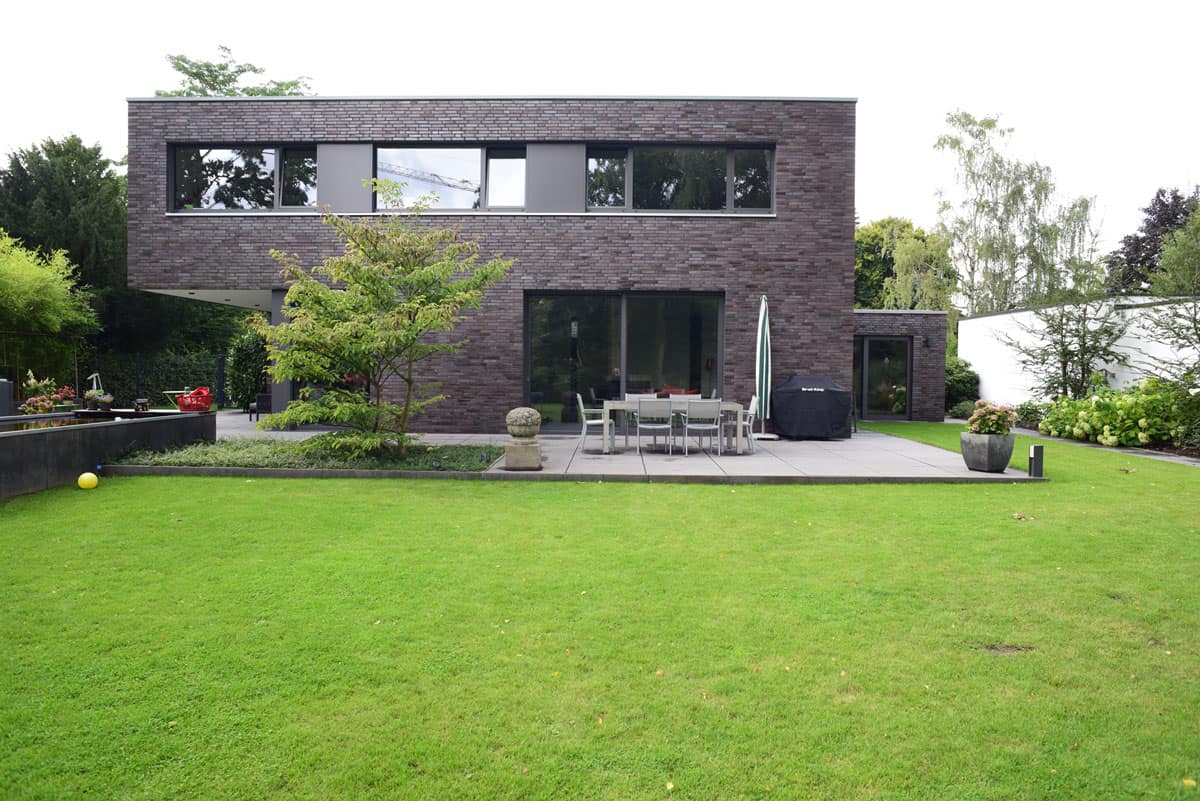 Garten- und Landschaftsbau an einer großzügigen Außenanlage