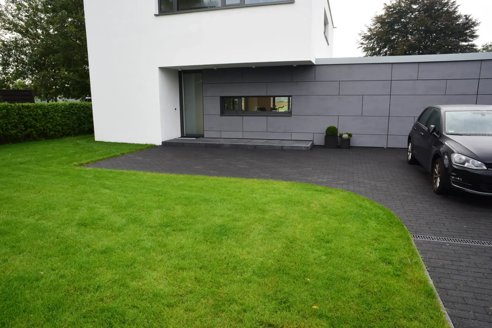 Großzügige Außenanlage mit modernem Wohnhaus